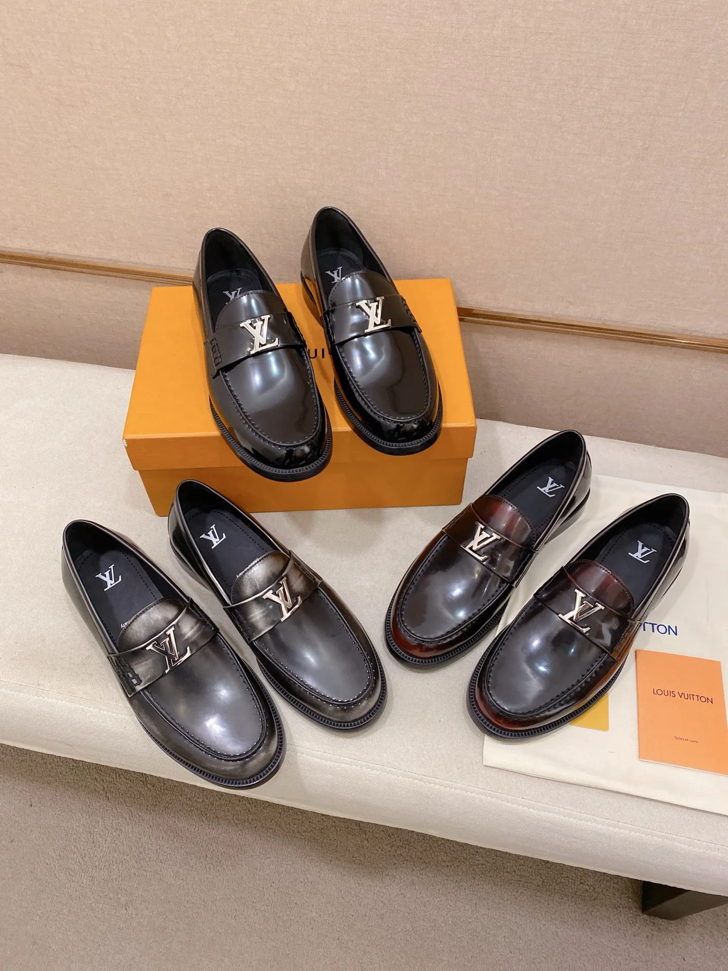 Factory price: 700💰Louis Vuitton LV men's classic Oxford shoes, men's business formal boutique leather shoes, classic model, exquisite almond kernel toe, ultimate art, the whole shoe is made of imported cow leather (open edge beads), carefully selected, fine pores, excellent gloss, soft texture, strong toughness, durable and not easy to deform, apricot calf leather lining, soft and comfortable, sweat-absorbent and breathable. Composite rubber backing at the heel. The front and rear outsole are nailed and reinforced, making them non-slip and wear-resistant. Made with Goodyear craftsmanship, the shoe shape is excellent, light and luxurious, and can be worn in all kinds of formal occasions! Original box and dust bag packaging! Size: 39-44 (38.45. Customized)
